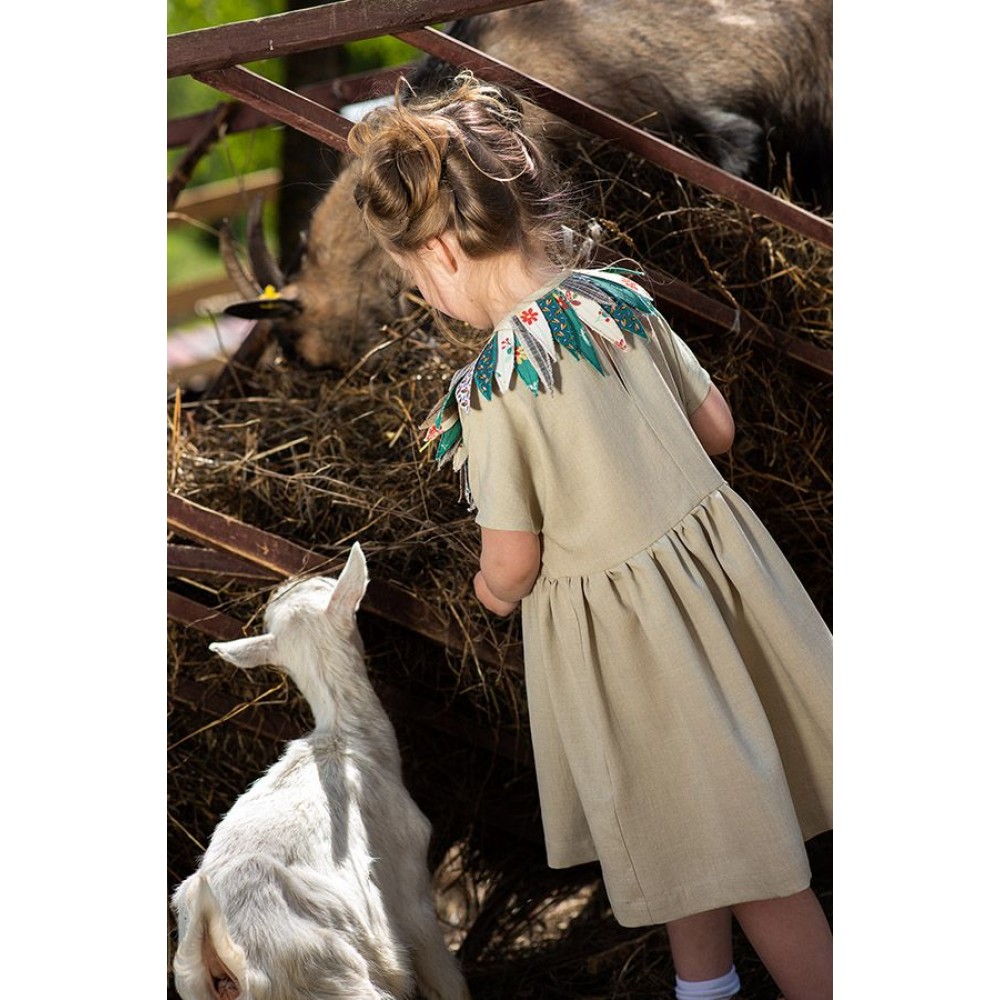 Бежевое льняное платье со съемным воротником в виде листьев на девочку