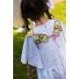 Белое льняное детское платье с жилеткой из вязаных цветов