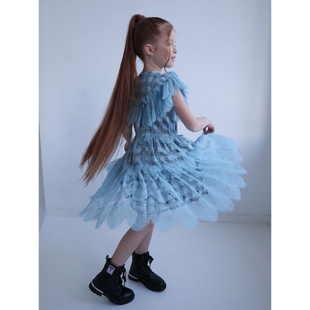 Детское платье из голубого кружева с бантом