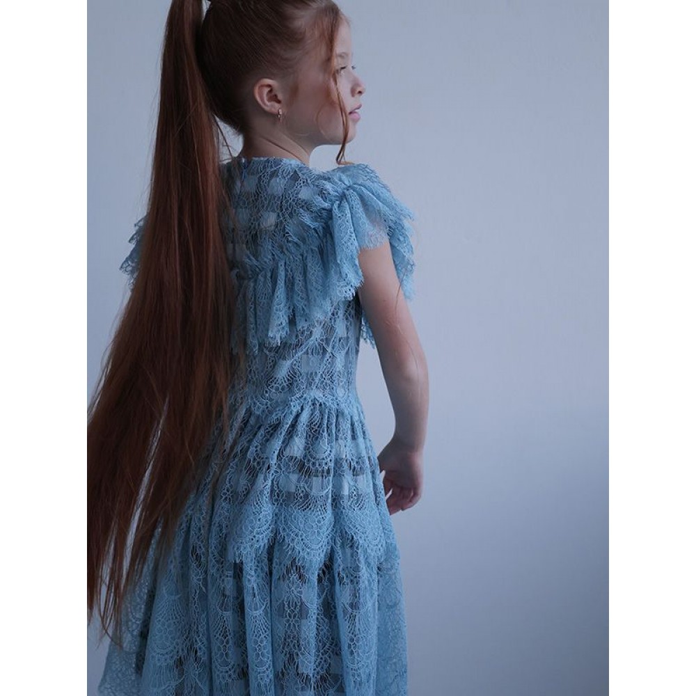 Детское платье из голубого кружева с бантом