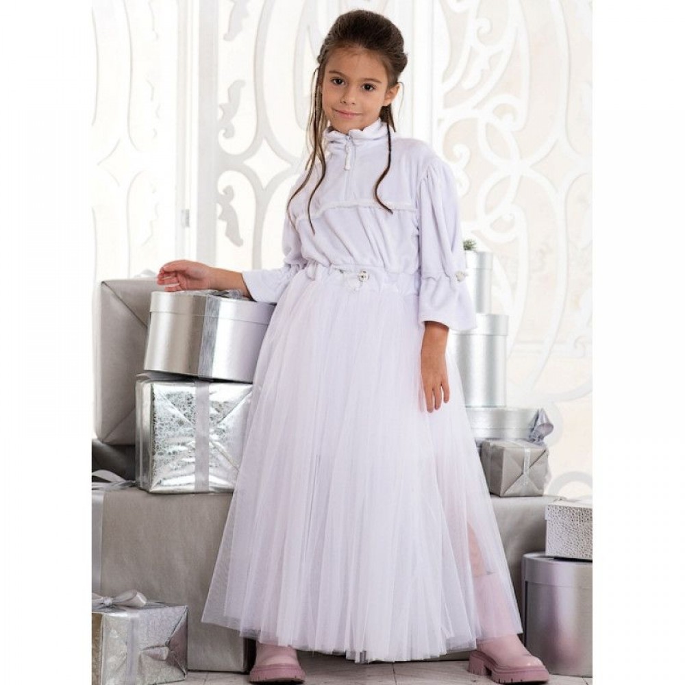Нарядное платье из белого бархата для девочки