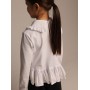 Комбинированная белая блузка из трикотажа и рубашечного хлопка с воланом-баской