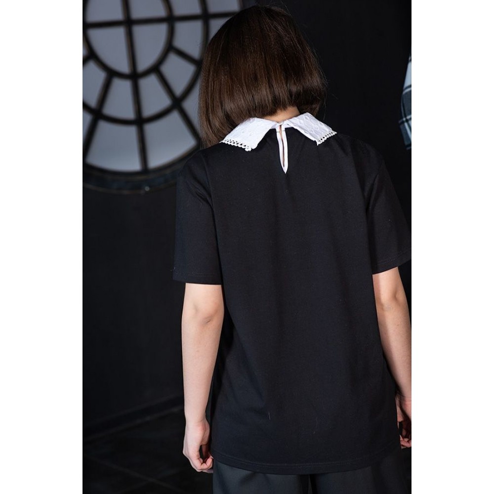 Трикотажная черная блузка с кружевным белым воротничком и принтом