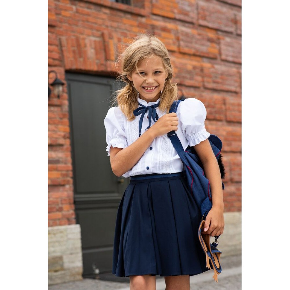 Школьная блузка с коротким рукавом и кружевом на кокетке